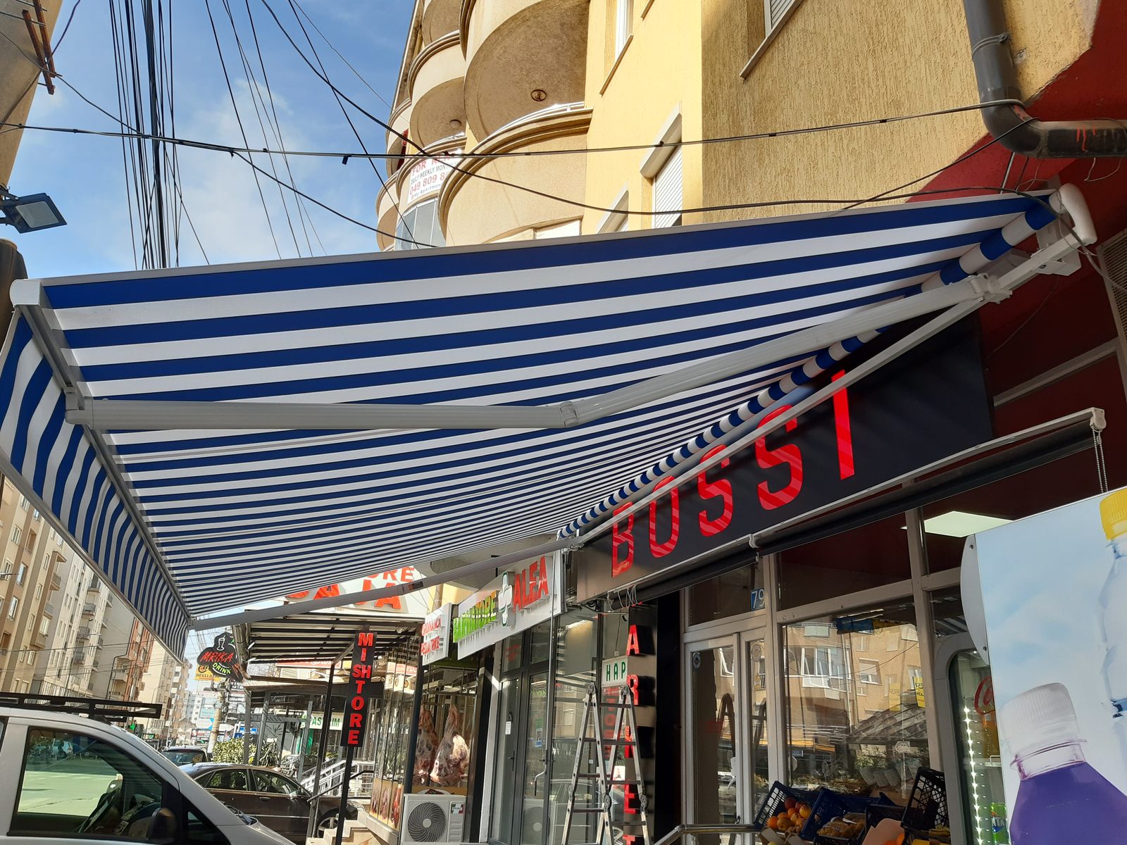 Tenda klasike në ballkon