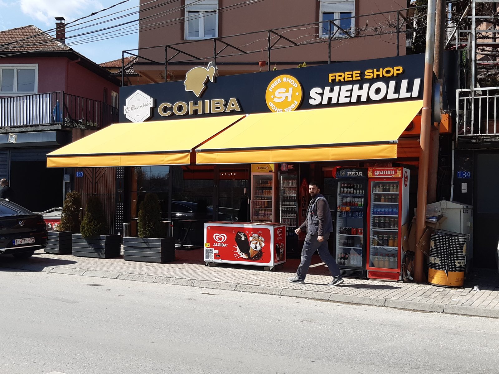 Tenda klasike në ballkon