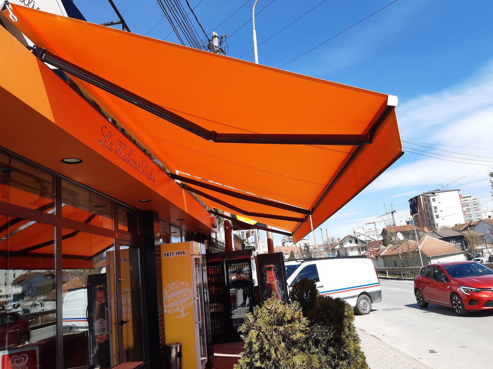 Tenda klasike në fasadë