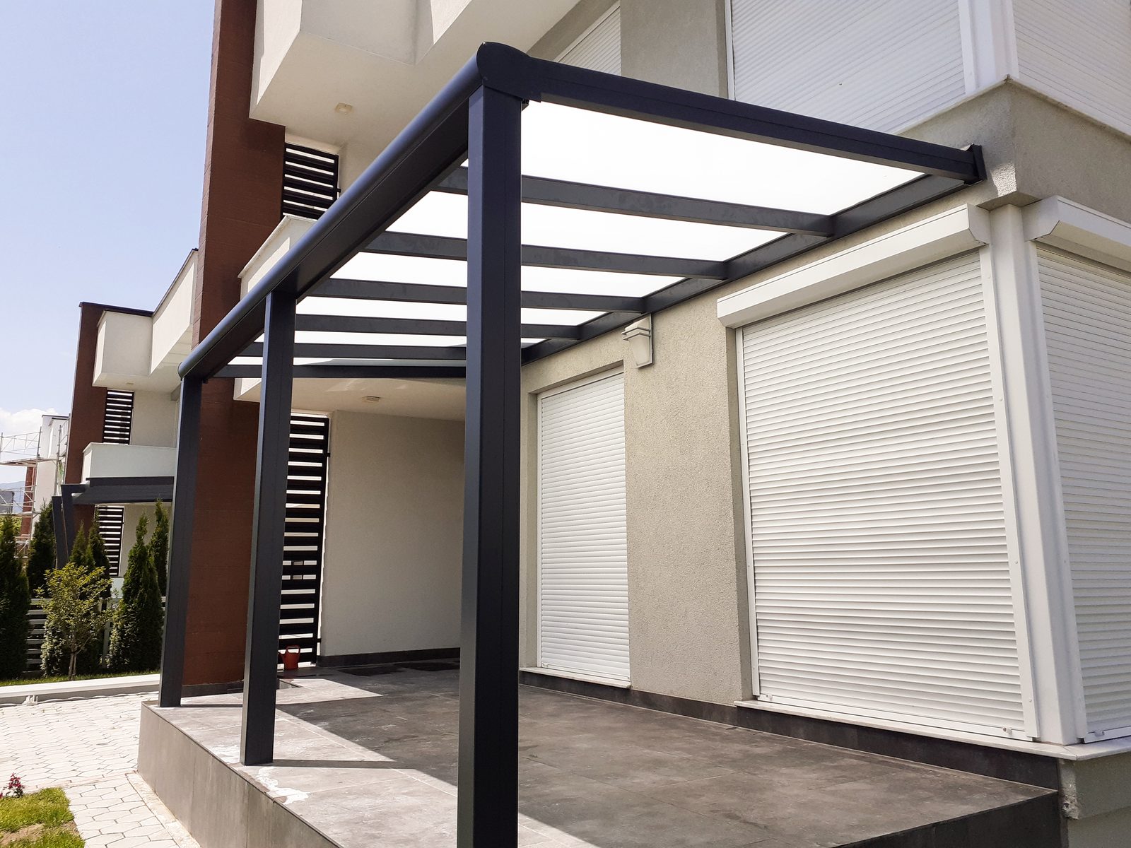 Mbuloje xhami — realizim premium