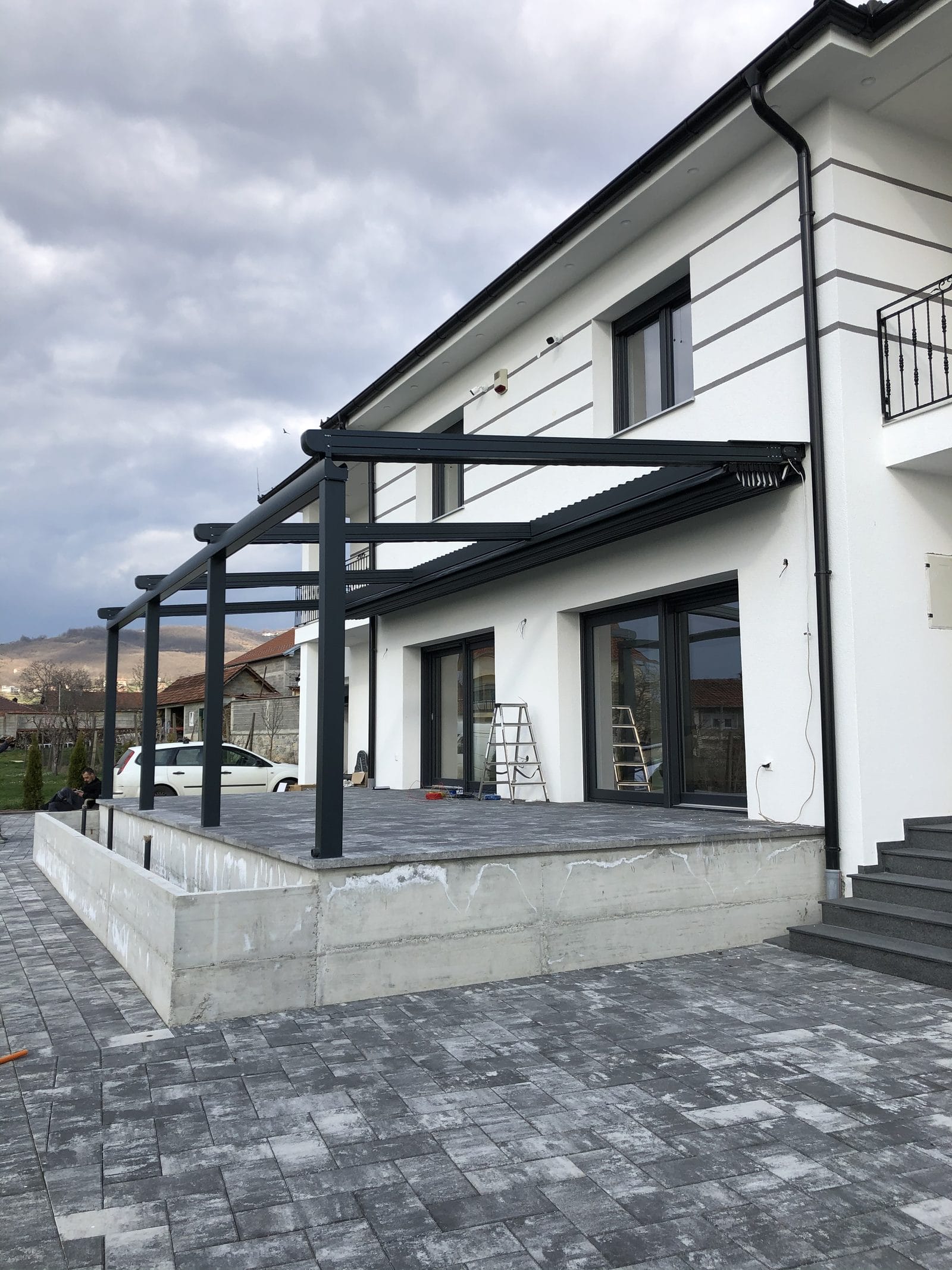 Pergolë e instaluar në objekt modern
